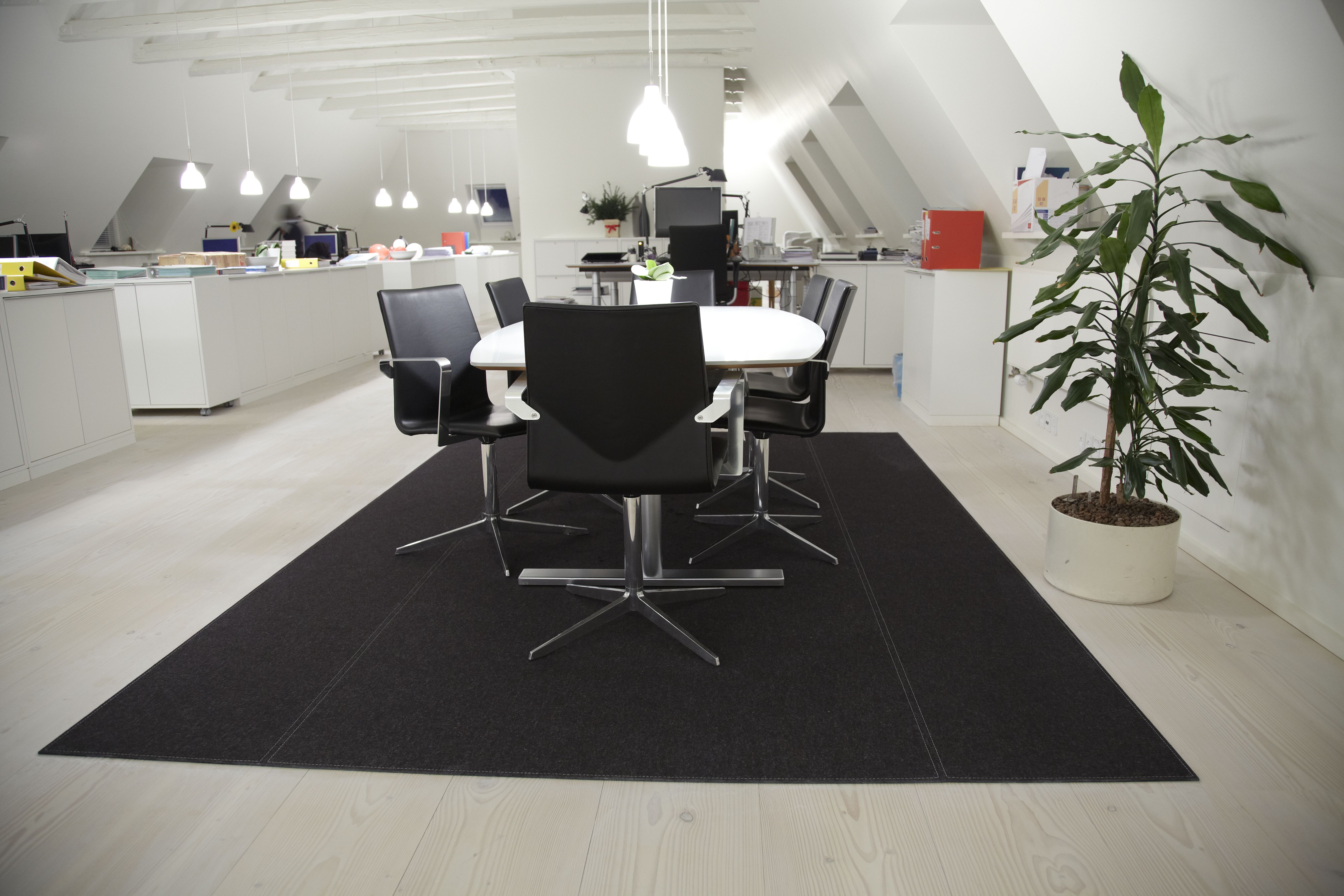 anthracite filttæppe på kontor